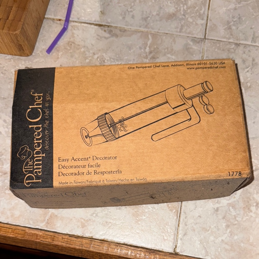 The Pampered Chef Easy Accent Decorator in Brown Box